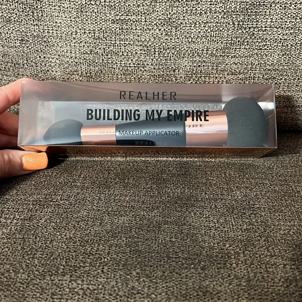 NEW REALHER Building My Empire Makeup Applicator Brush New in Box